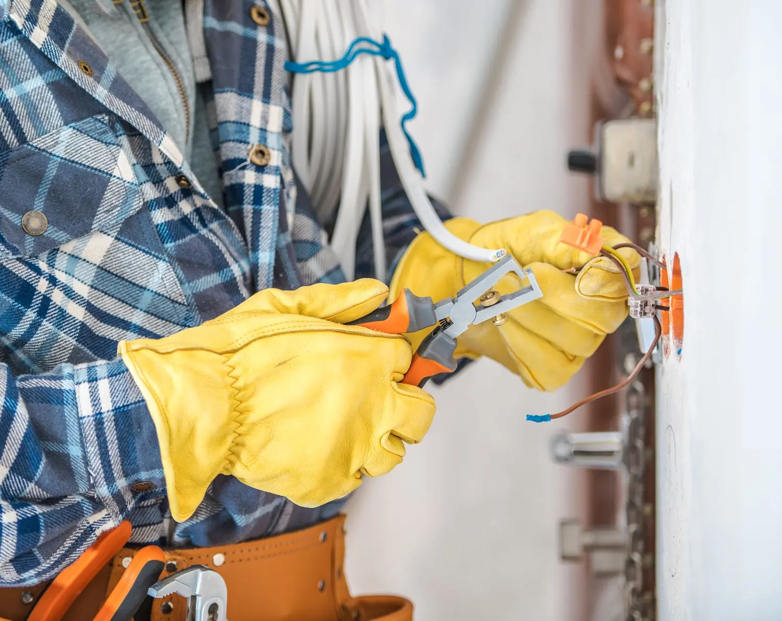 Electricien Assemtech installant des prises et interrupteurs pour une nouvelle installation électrique