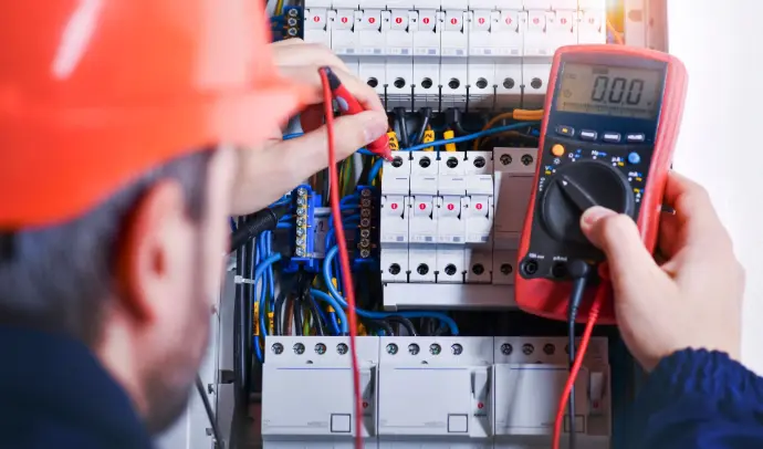 Test d'un tableau électrique Test d'un tableau électrique par un technicien Assemtech afin de détecter une panne électrique